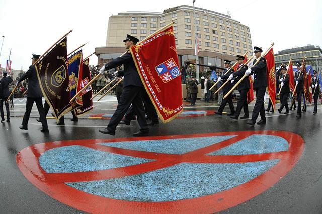 Historické zástavy defilují pi slavnostní vojenské pehlídce, která se konala 28. íjna v Praze